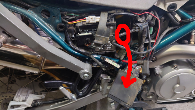 セロー250バッテリー外し