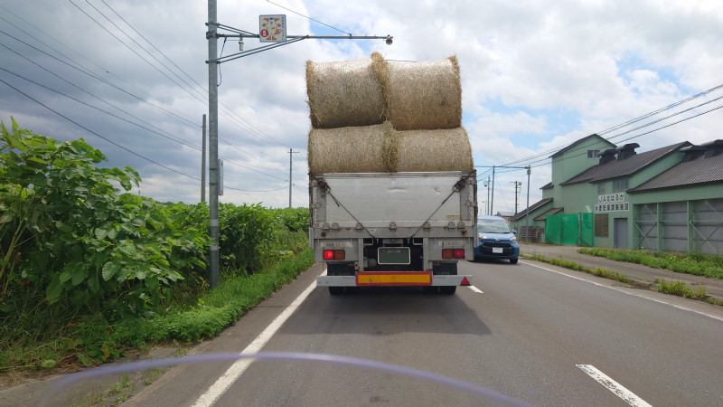 牧草ロールトラック