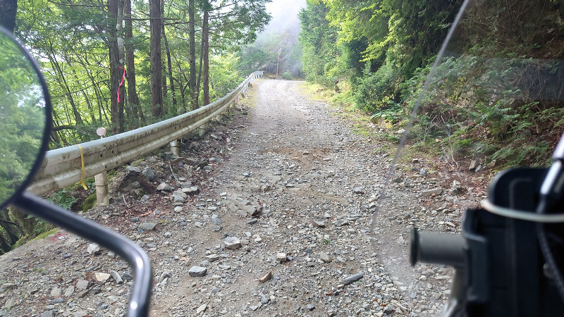 剣山スーパー林道、東側路面