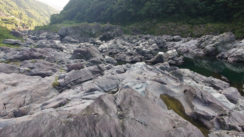 河原の岩